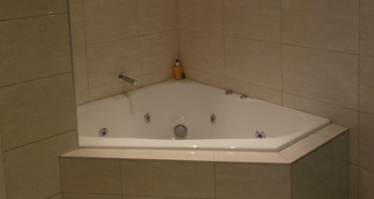 130 At The Waves Apartment Cowes Bagian luar foto
