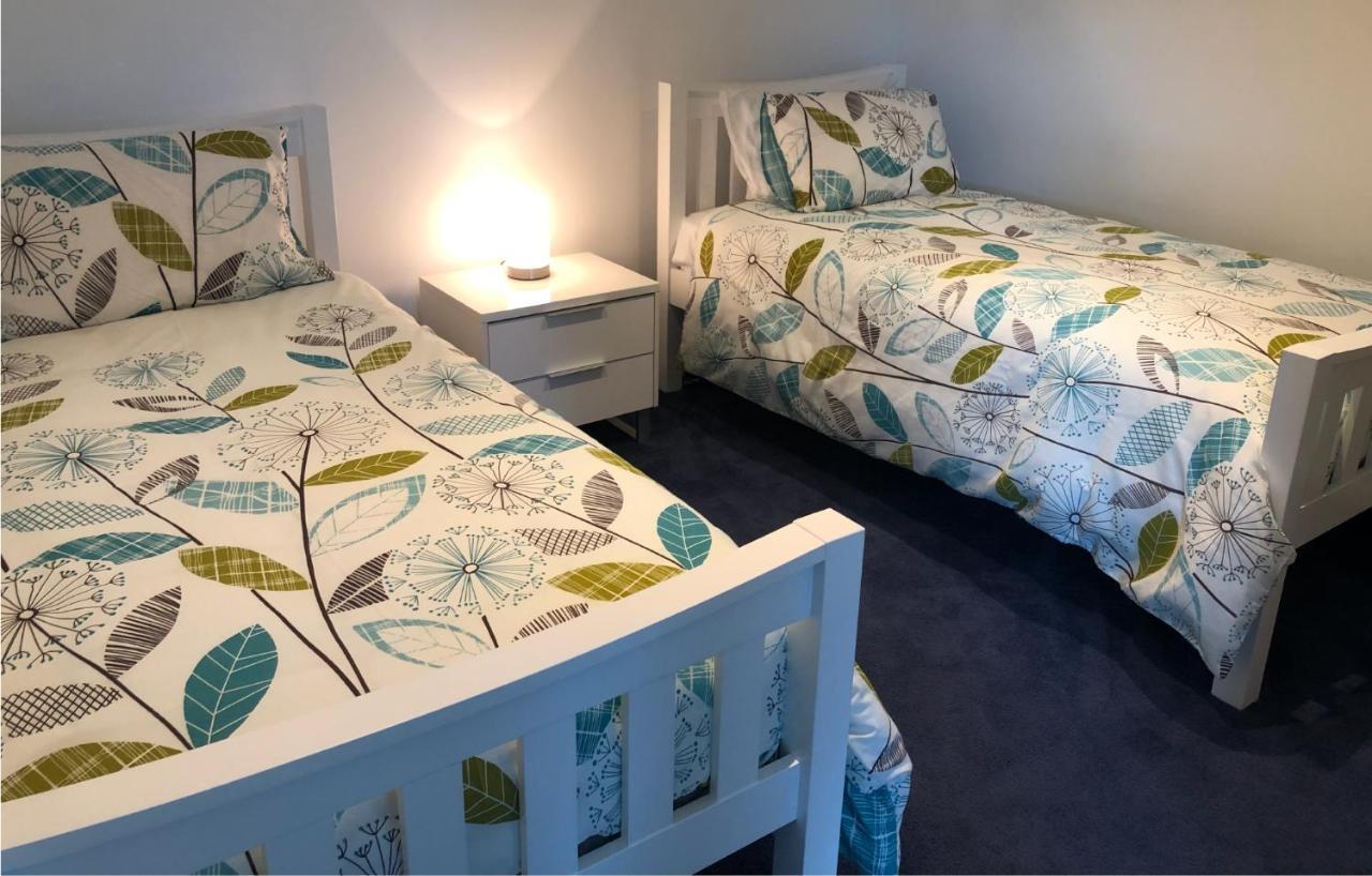 130 At The Waves Apartment Cowes Bagian luar foto